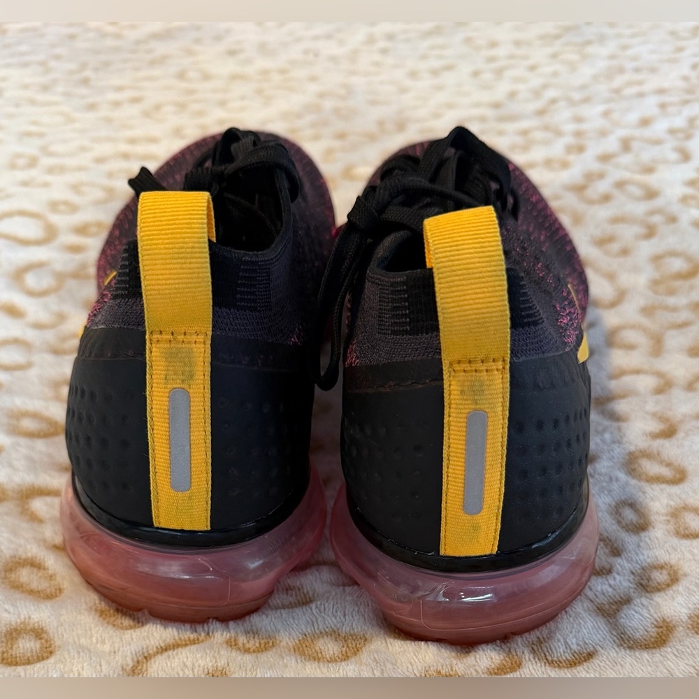 Nike Flyknit Air Vapormax Women's
Size: 8.5 - Picture 3 of 10